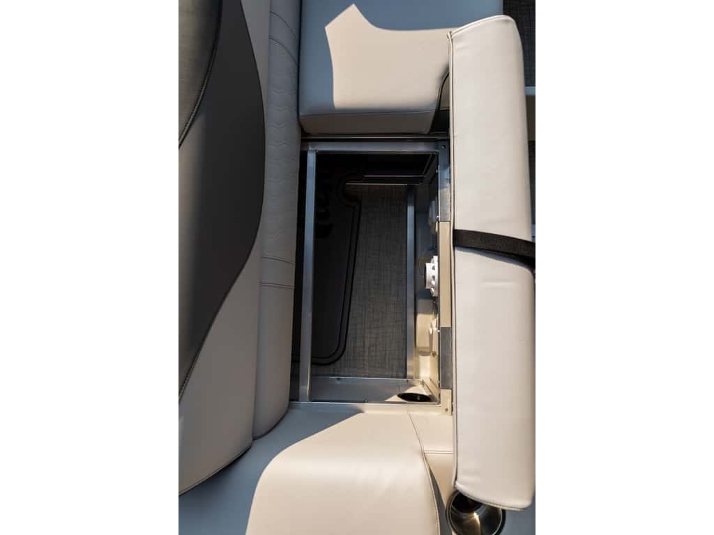 2025 Tahoe Sport 85 Elite Windshield (23 ft) - Image 8