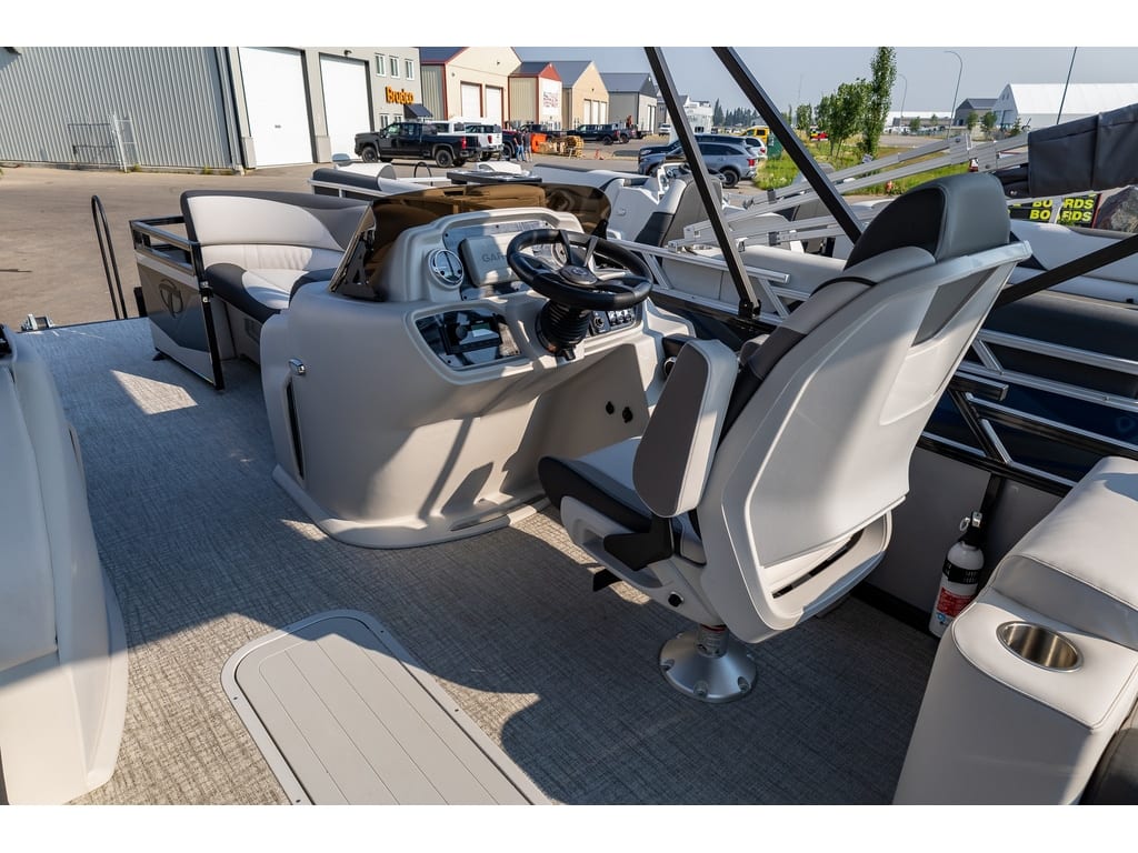 2025 Tahoe Sport 85 Elite Windshield (23 ft) - Image 10