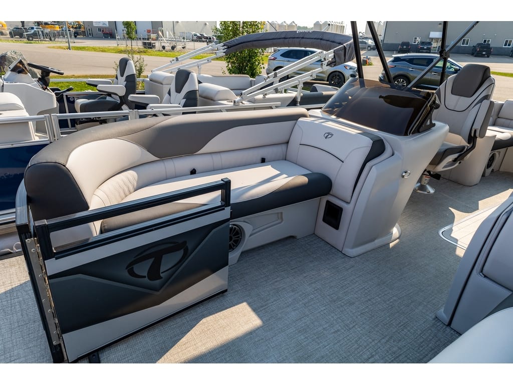 2025 Tahoe Sport 85 Elite Windshield (23 ft) - Image 19