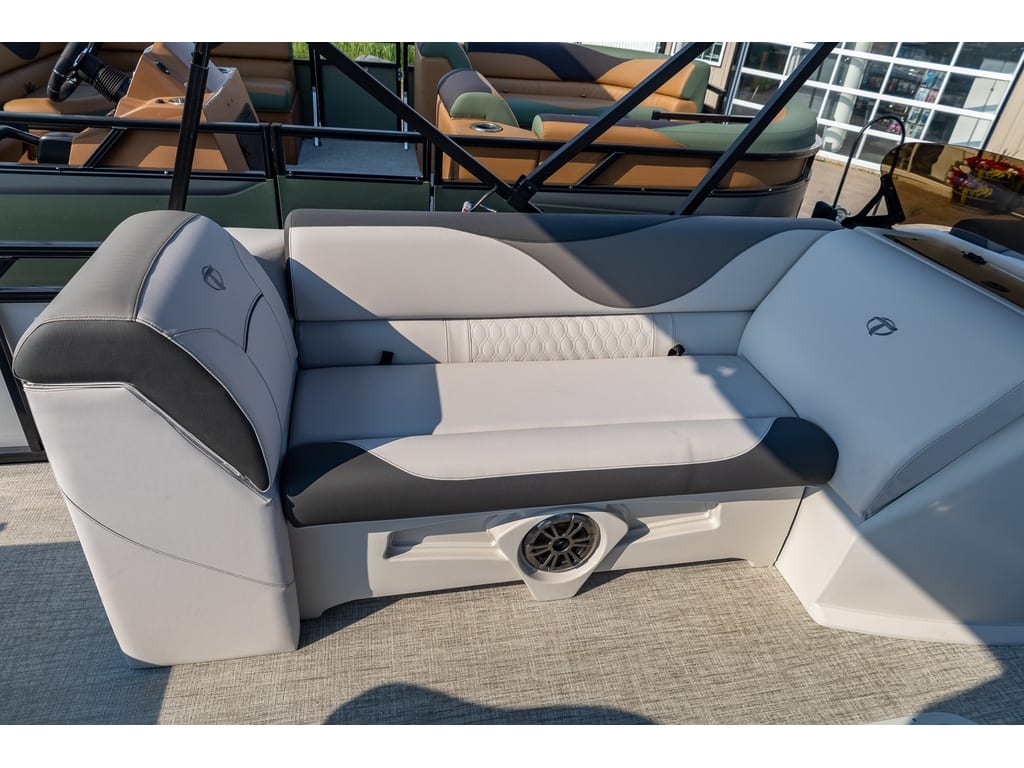 2025 Tahoe Sport 85 Elite Windshield (23 ft) - Image 12