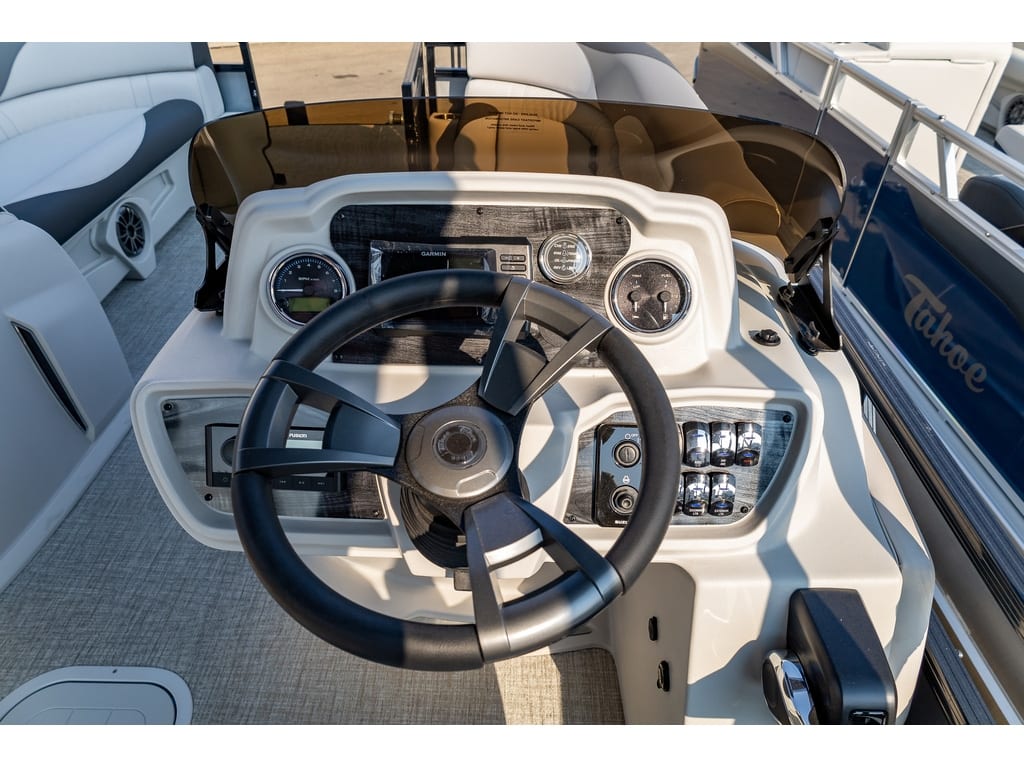 2025 Tahoe Sport 85 Elite Windshield (23 ft) - Image 11