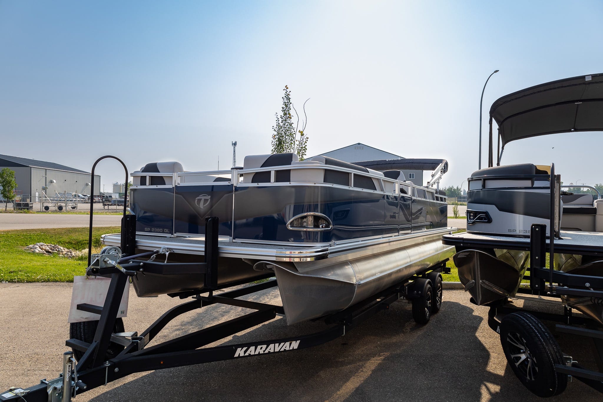 Tahoe Pontoon Boat - Sport Quad Lounge 2380 - Image 3